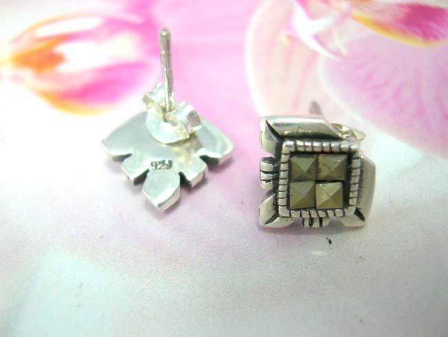 Online importer supplies Diamond shaped 925. sterling silver flower earrings with four gemstones