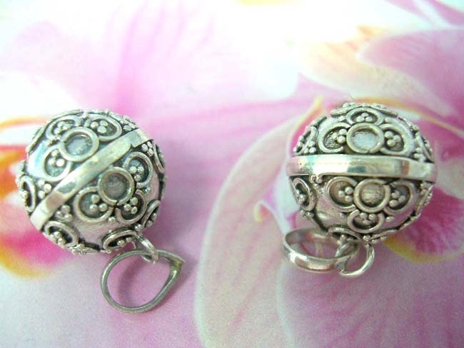 Stylish accessory trends online, buy Handcrafted flower pattern in 925. sterling silver bead and rod on trendy ball pendant