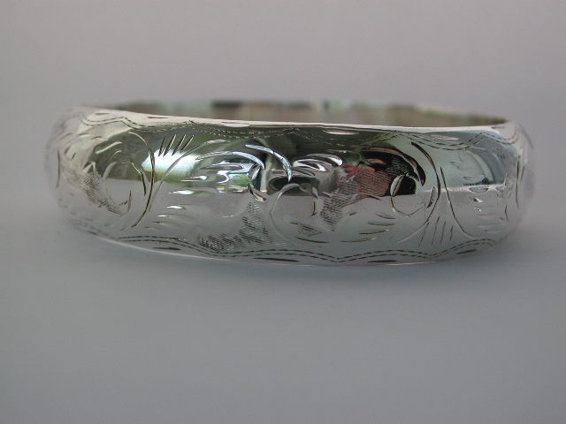 Online jewelry warehouse supply sterling silver bangle with carved-in winter scene feature 