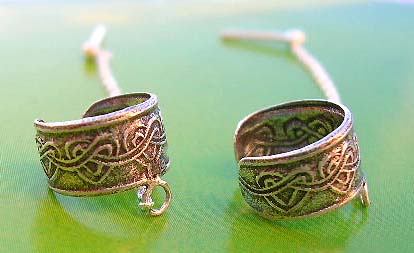 Accessory fashion long chain sterling silver earring holding C shape clip, carved in hearts pattern  