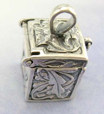 Mordern gift idea silver jewelry pendant online - sterling silver pendant in openable box design     
