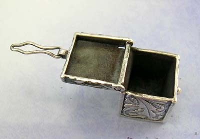 Mordern gift idea silver jewelry pendant online - sterling silver pendant in openable box design     