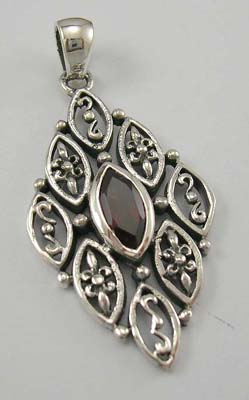 Custume gemstone jewelry pendant designer supplier in sterling silver pendant with garnet in middle olive shape design     