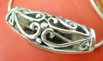 Wholesale mother of pearl jewelry pendant supply sterling silver filigree pendant with black mother-of-pearl in middle  